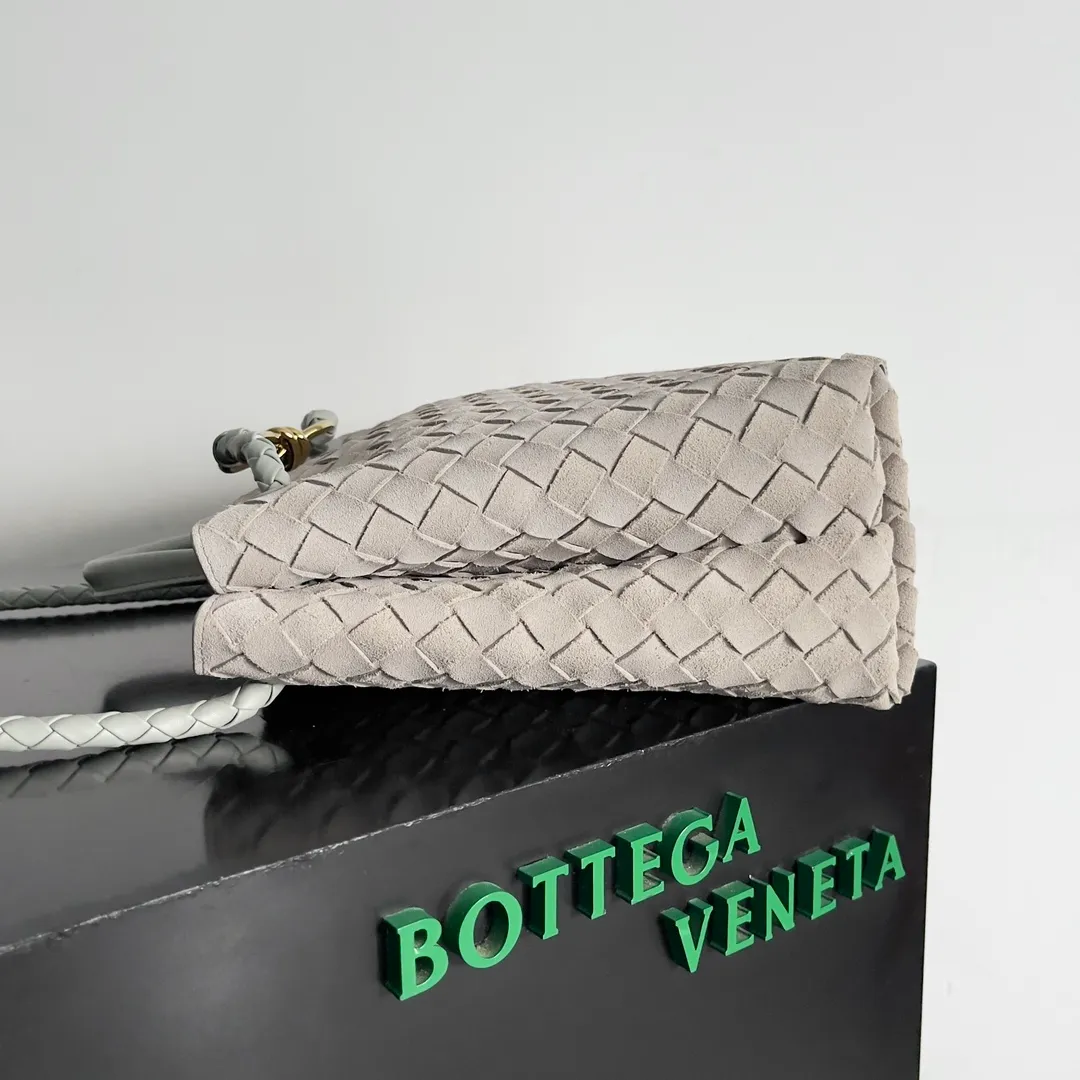 The 2023 new Andiamo batch of 2260 BV has been shipped‼ ️Really popular🔥The new Andiamo woven handbag launched by Bottega Veneta this season is really popular all over the world! ! Celebrities at home and abroad have worn it, and Oscar-winning actress Michelle Yeoh has taken it out on the street. Song Jia, Trai Yara, Yu Feihong, Sanji Ayaka, Rosie Hunting-Whiteley, Yoshioka Riho, etc. have all picked up this bag. It is classic and versatile, showing off its temperament, and the bag capacity is also large, which is very convenient for daily commuting! ! A variety of carrying methods, the shoulder straps can be adjusted by yourself, the original lambskin feels soft and delicate, and the neutral style is made to break gender boundaries and bring a more practical and long-lasting use experience. Andiamo, which has both elegant and casual styles, perfectly interprets the true appearance of "fashionable old money style". Style number: 743572 Size: 32*24*12